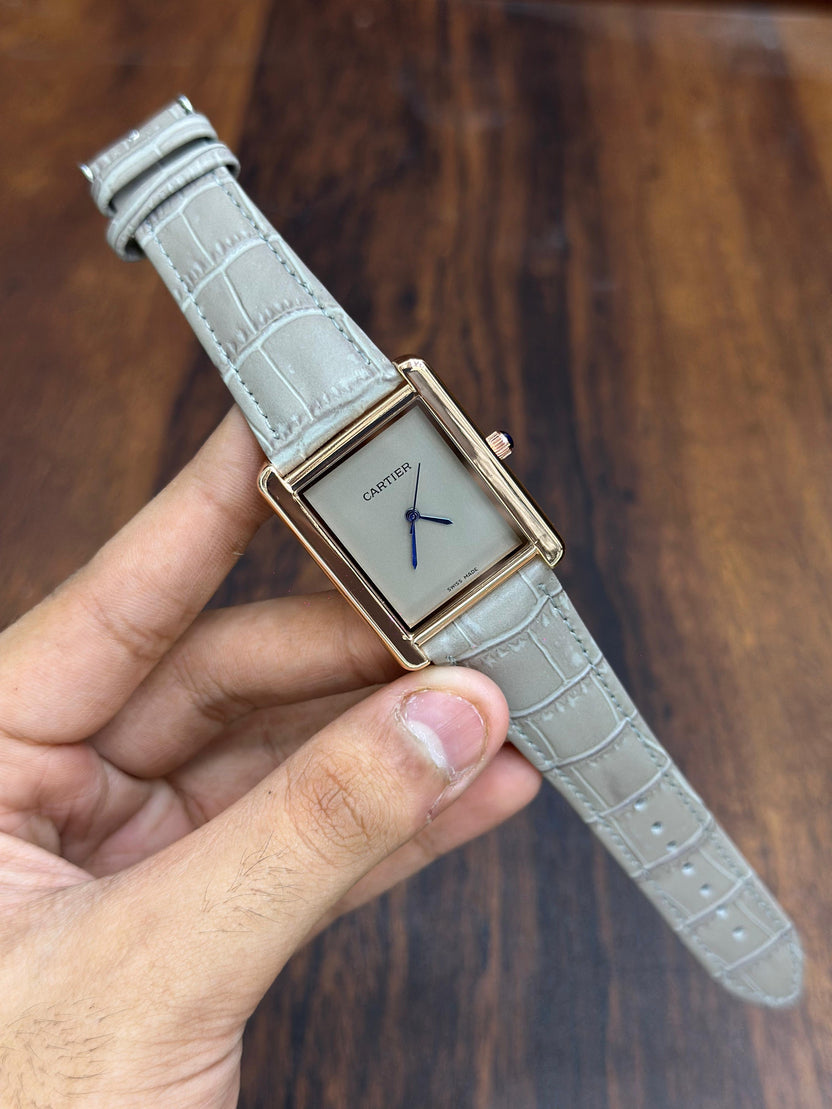 Elegant Cartier Tank Rectangular Analog Wristwatch with Crocodile Grain Leather 💫