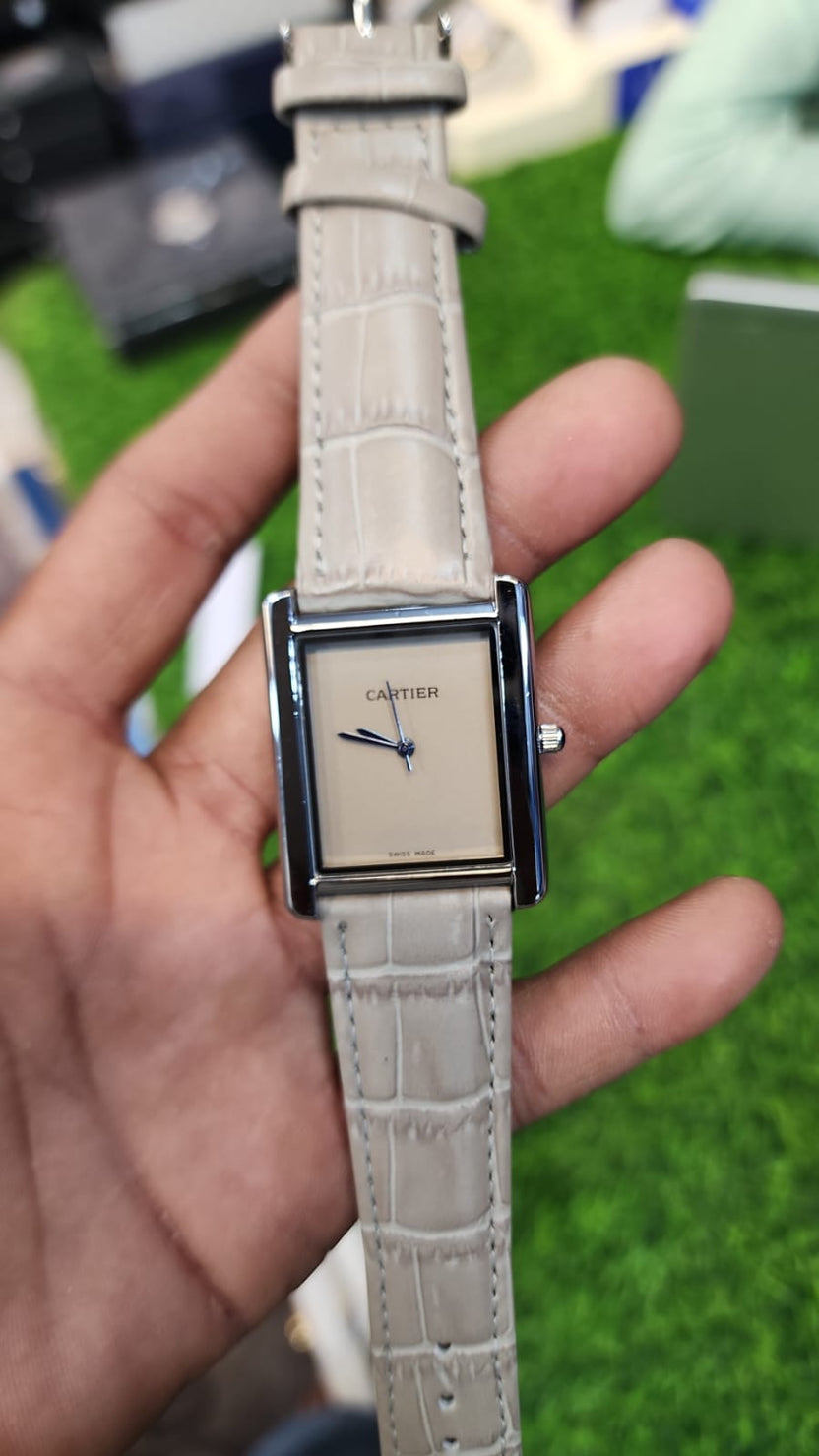 Elegant Cartier Tank Rectangular Analog Wristwatch with Crocodile Grain Leather 💫